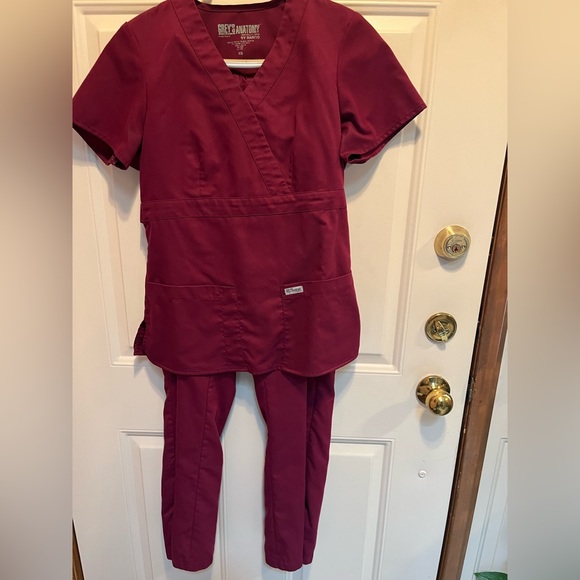 Grey’s Anatomy by Barco Wine XS Riley Set. Mock wrap V-Neck Scrubs Top & Pants - Picture 9 of 13